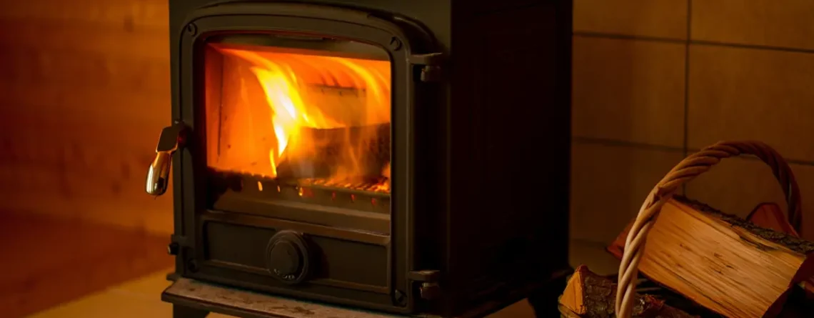 Poêle à bois en fonte avec bûches de chauffage