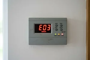 Panneau de contrôle pompe à chaleur avec code erreur